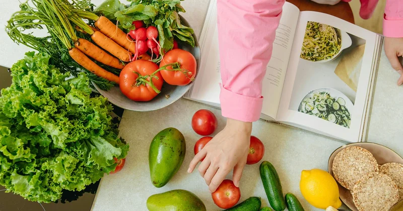 Aliments anti-inflammatoires et hydratation : des pistes utiles pour les douleurs